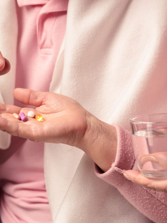 Por que idosos sofrem mais com efeitos colaterais de medicamentos?