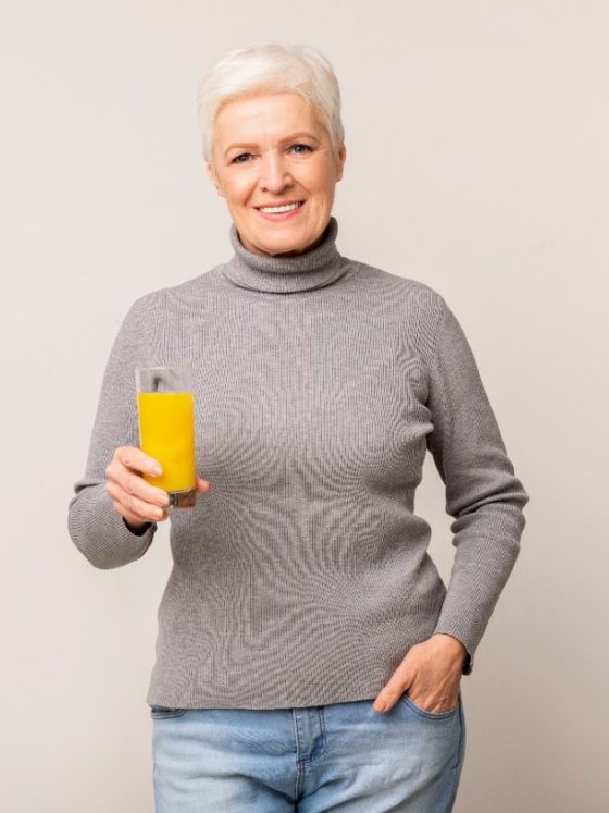 3 sucos para cuidar da hidratação de pessoas idosas